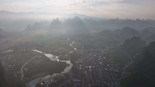 中国广西桂林美丽的山峰风光丁达尔光线日出