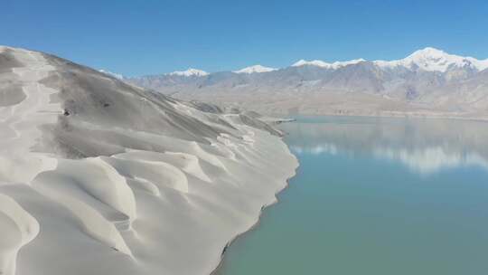 新疆沙漠化山丘湖泊航拍