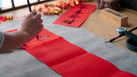 中国农历新年写春联的女性手部特写