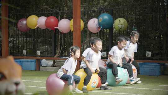 小朋友骑气球比赛  六一儿童节