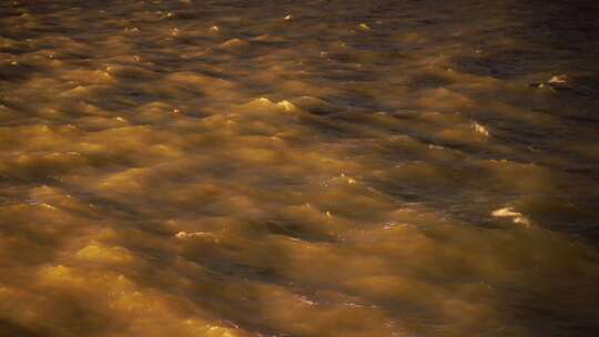 夜晚浑浊河水浑浊海水特写水流