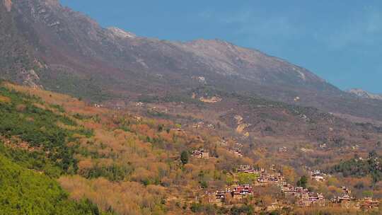 日出山坡上的村寨