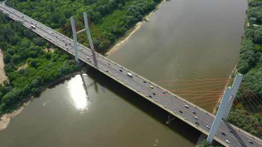 用ci从大河上的柏油路混凝土桥或高速公路的无人机俯视图