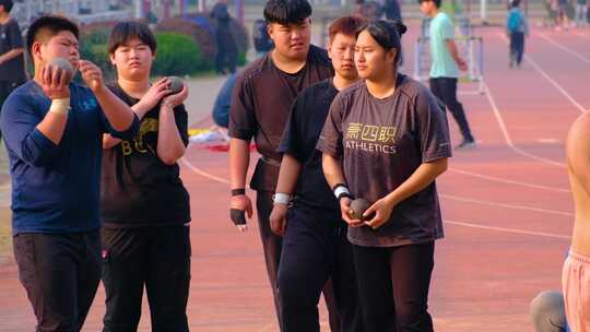 大学生运动会学生运动员在训练扔铅球体育运视频素材模板下载