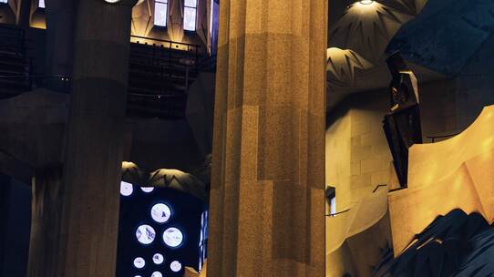 巴塞罗那城市圣家堂大教堂影柱流光溢彩视频素材模板下载