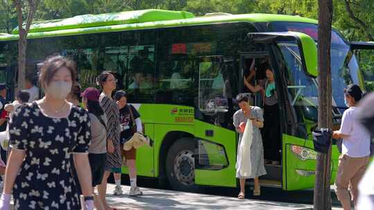 北京市民乘绿色公交车场景