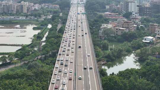 虎门大桥假期返程车流高峰