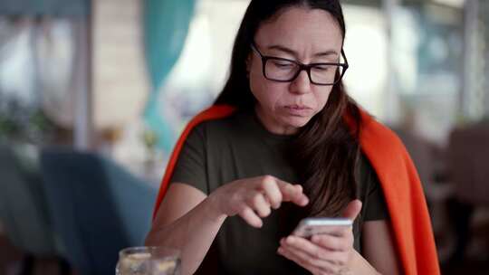 白天上网成瘾的女人在咖啡馆吃咖啡视频素材模板下载
