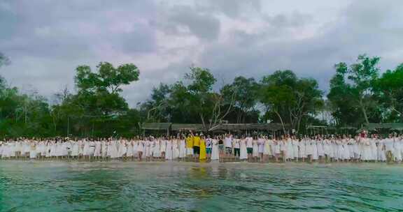 美女帅哥海边欢呼旅游