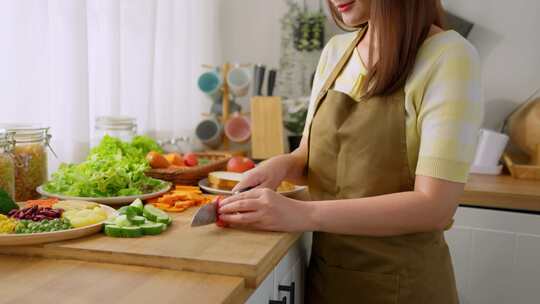 早上在家厨房烹饪健康食品的妇女特写镜头。