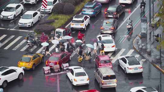 城市下雨天的十字路口