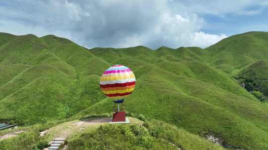 航拍宁德鸳鸯头草场高山草甸蓝天白云4K素材