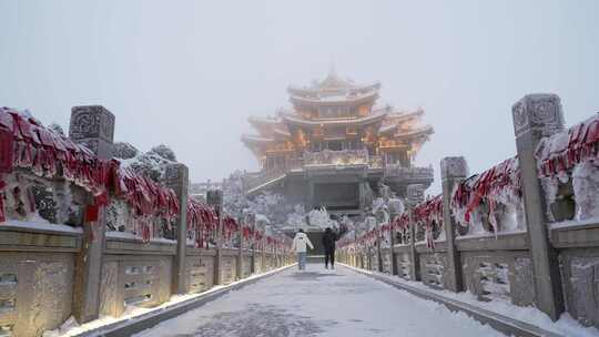 河南老君山景区大雪中的游客