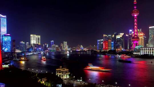 城市建筑灯火通明的上海河