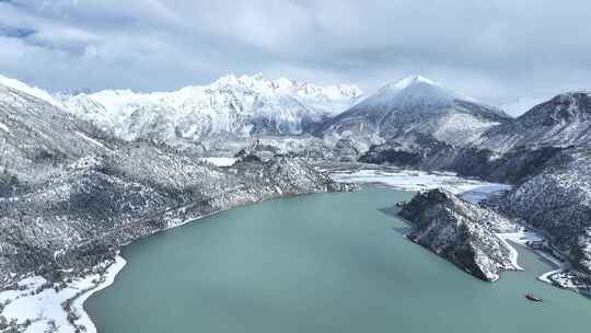 西藏昌都市八宿县然乌湖和雪山森林航拍风光