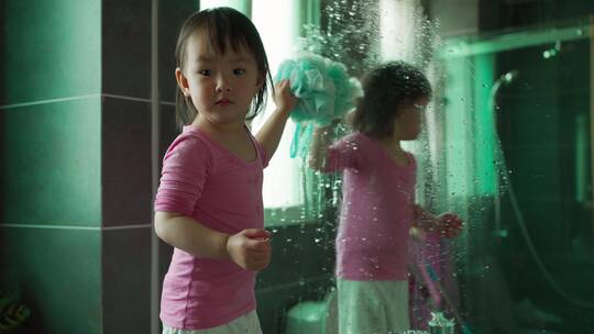 可爱小女孩家里做家务打扫卫生擦玻璃