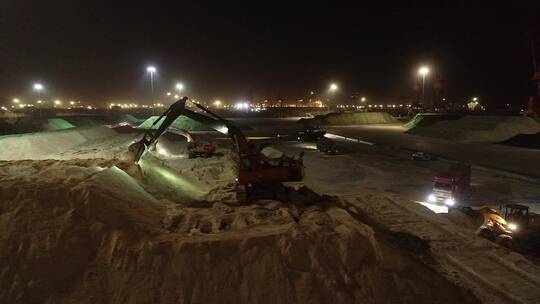 港口挖掘机晚上施工场景视频素材模板下载