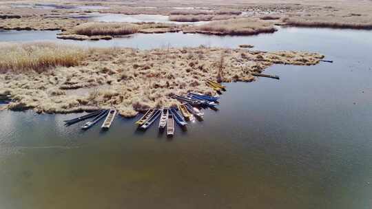 湿地湖泊停泊的小船