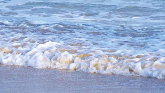 岸边海水浪花