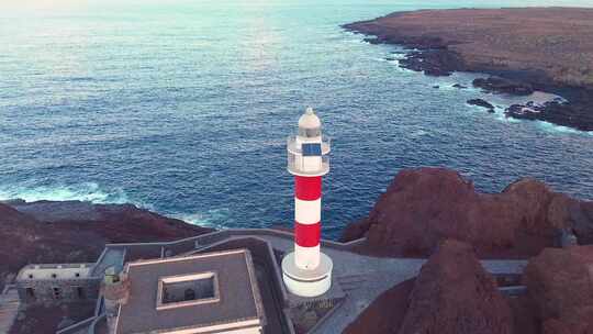 特内里费岛的灯塔建筑，雄伟的海景，无人机拍摄