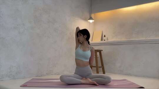 美女练瑜伽健身