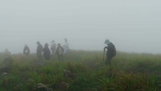 徒步攀登高山黑暗中行走战胜困难团队