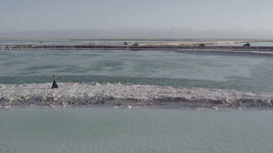 青海海西大柴旦翡翠湖碧水人物航拍视频