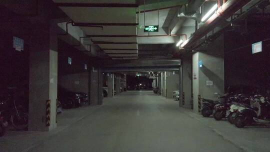 地下车库地下室停车场地下通道夜景夜晚昏暗