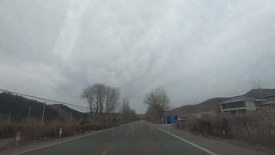 乡村公路阴天景象，空旷无人显寂静