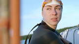 女游泳运动员在船上放松高清在线视频素材下载
