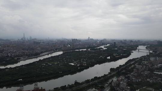 大雨将至的河流沿岸