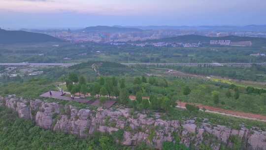 航拍枣庄新城凤凰绿道先行段标杆路段夕阳