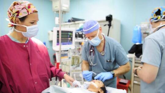 一名儿童在陆军医院接受腭裂手术视频素材模板下载