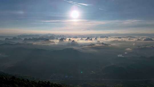 云雾缭绕的山峦日出、广西十万大山延时