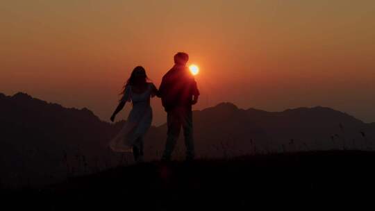 山间浪漫日落漫步