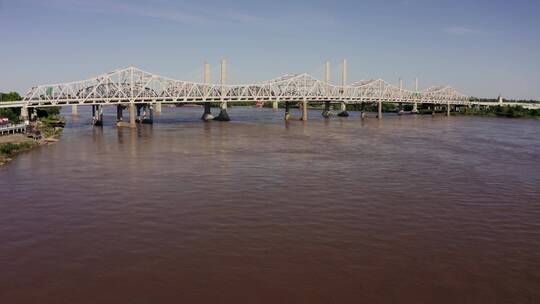 航拍桥梁跨越大河的画面