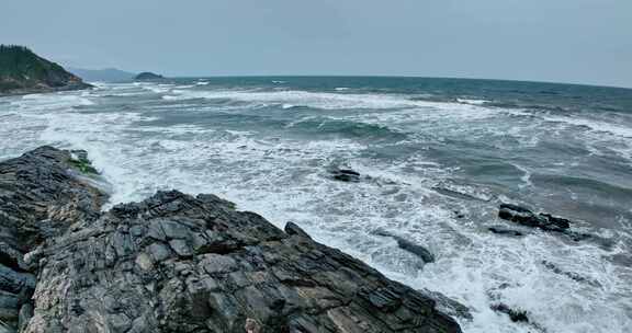 海岸礁石海浪航拍惠州黑排角惠东