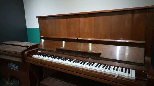 立式钢琴室内特写