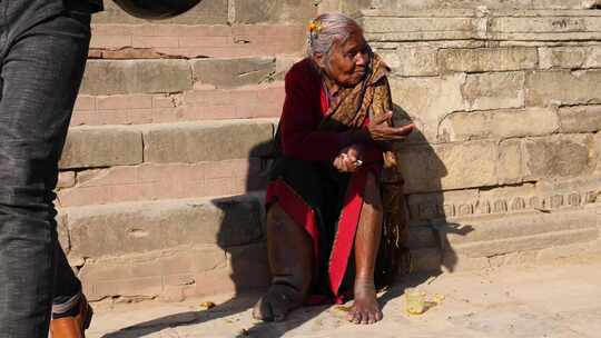 患有象皮病的老妇人在尼泊尔巴克塔普尔的陶