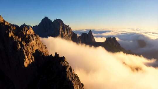 高山云海壮丽景观