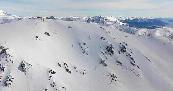 航拍雪山滑雪场