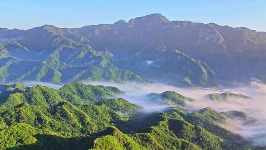 夏季早晨阳光下青山云海长城风光