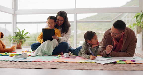家庭，家庭作业与孩子在地板上学习与平板电