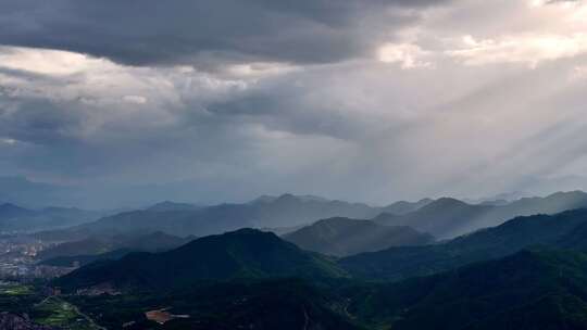 大气山脉自然风景阳光光芒光束