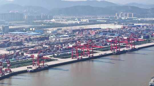 航拍长江港口码头集装箱货轮航运装卸龙门吊