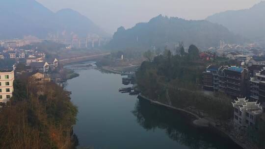 航拍清晨的湘西茶峒古镇（边城）风景视频素材模板下载