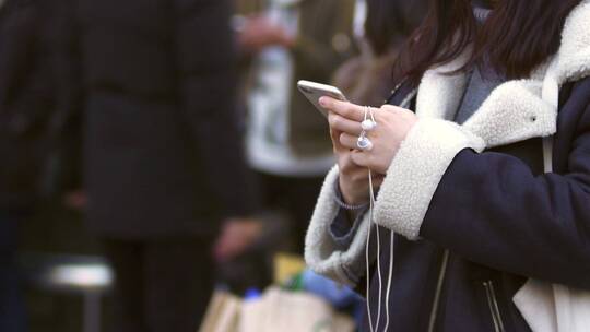 年轻女子使用智能手机