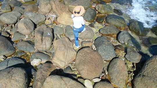 海南三亚蜈支洲岛海岸线上沙滩海浪与游客