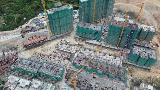 航拍建设中楼盘房地产建筑工地地基施工吊塔视频素材模板下载