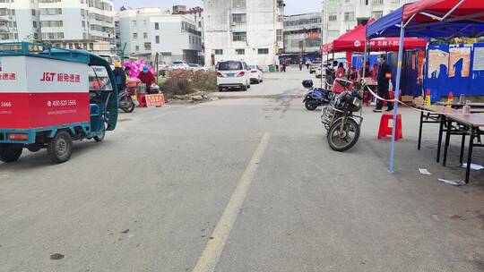 疫情小区门店步行街路上行人街头景象